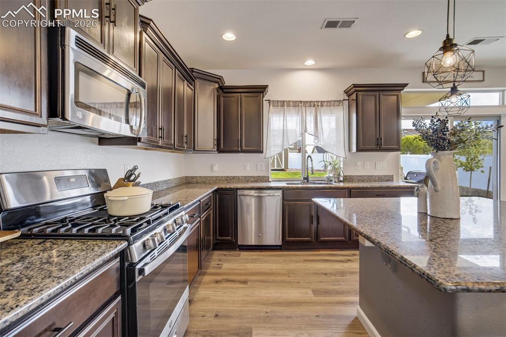 Image 16 of 50: Kitchen