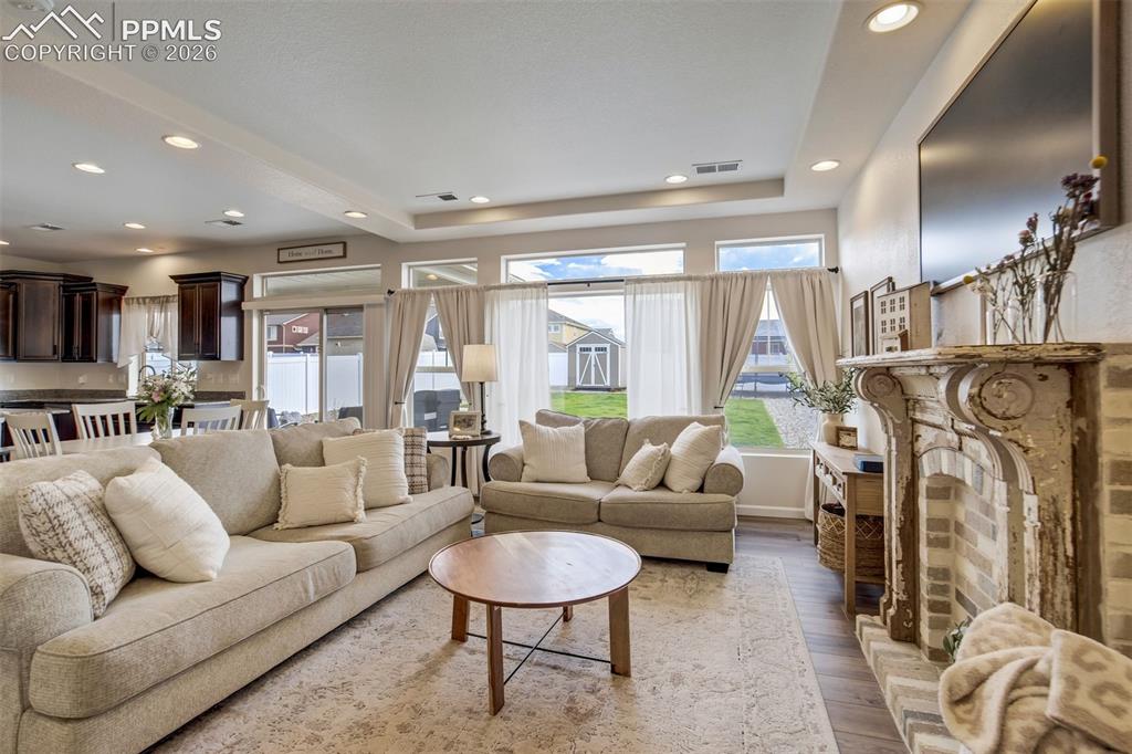 Image 8 of 50: Living Room