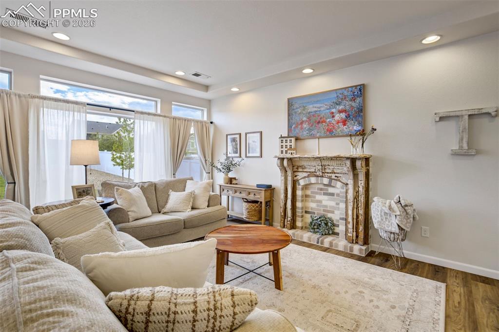 Image 9 of 50: Living Room