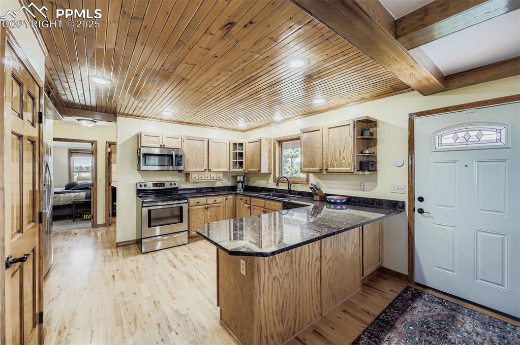 Image 10 of 42: Kitchen