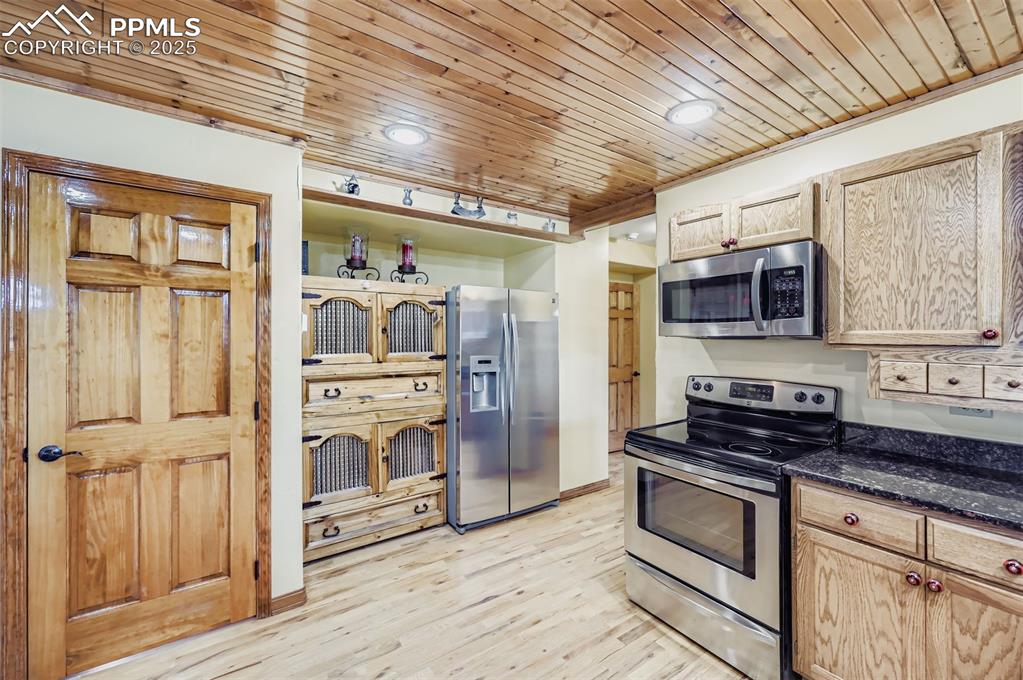 Image 12 of 42: Kitchen