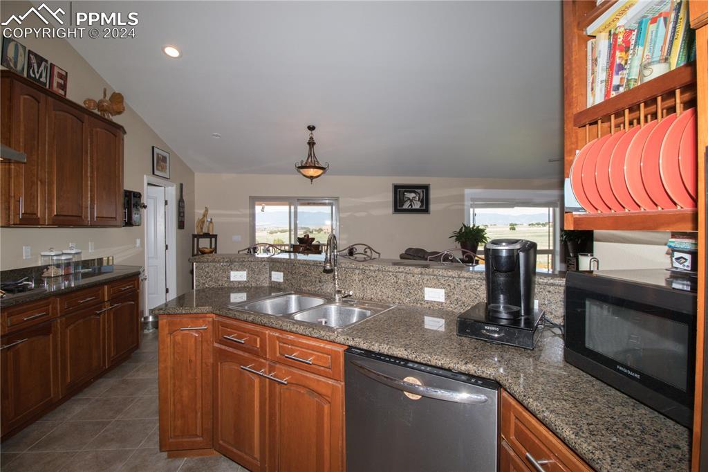Image 12 of 50: Kitchen