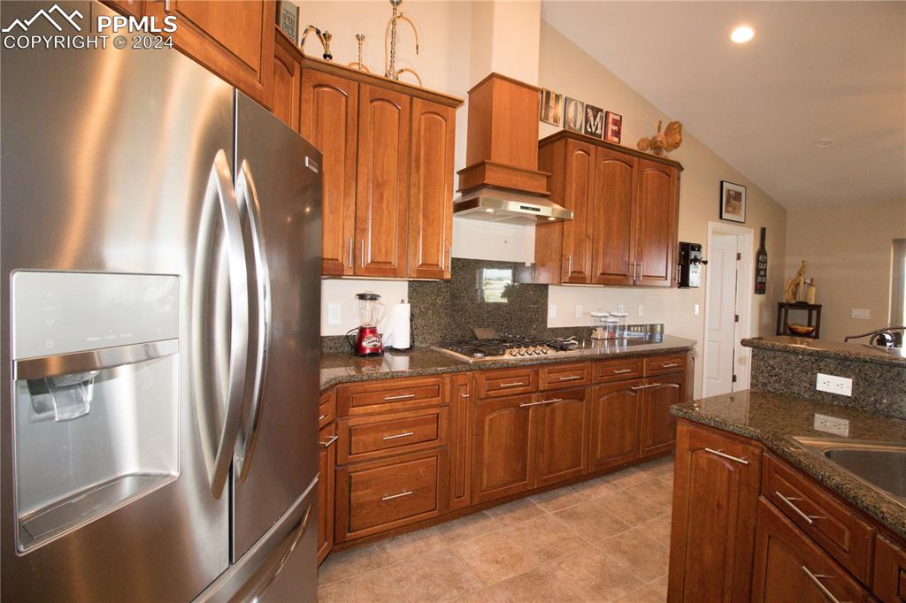 Image 13 of 50: Kitchen