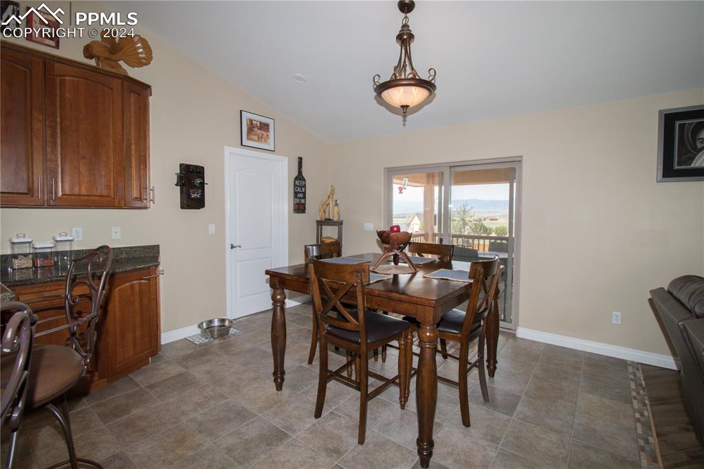 Image 14 of 50: Dining Area