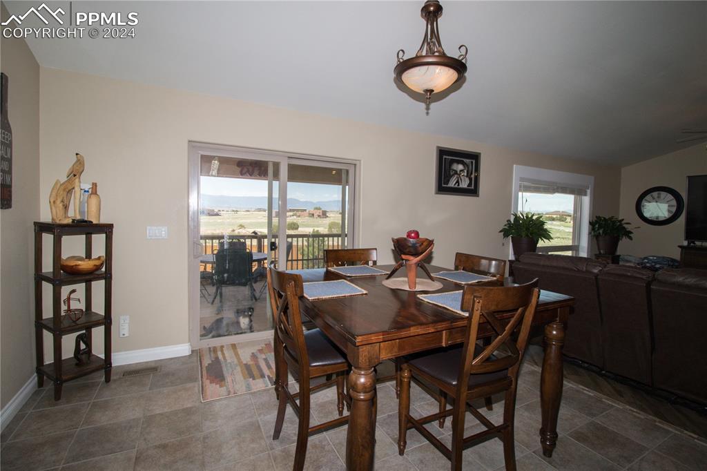Image 15 of 50: Dining Area