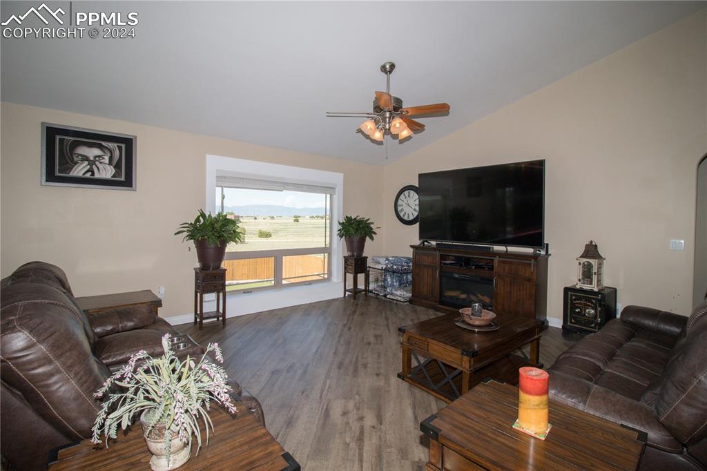 Image 8 of 50: Living Room