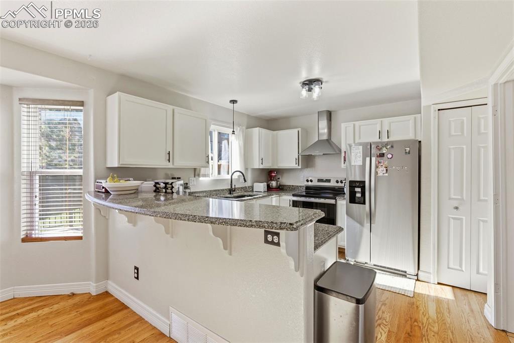 Image 13 of 50: Kitchen