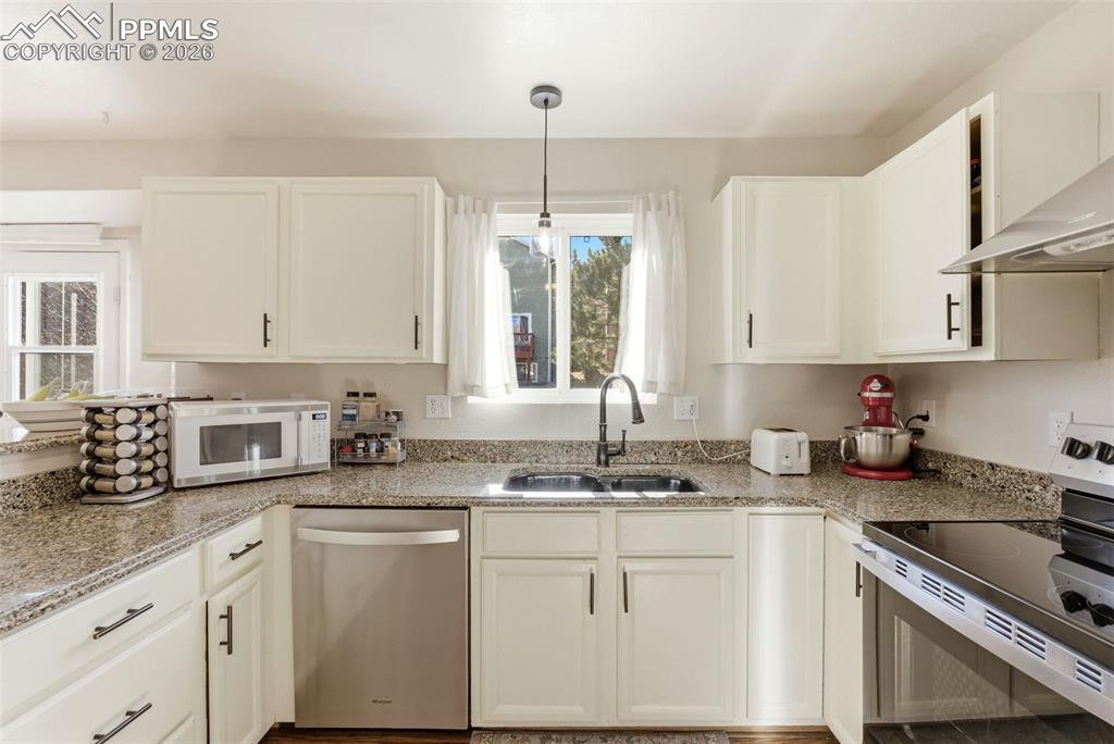 Image 15 of 50: Kitchen