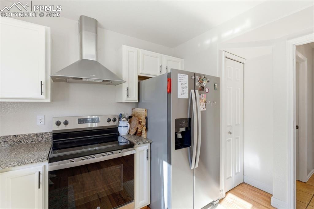 Image 16 of 50: Kitchen