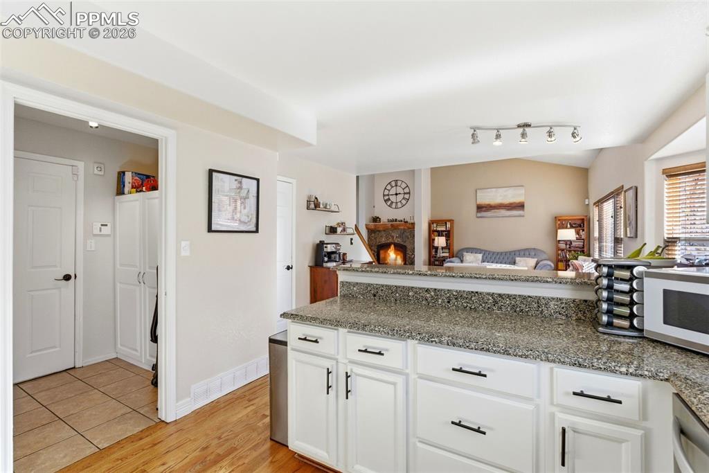 Image 17 of 50: Kitchen