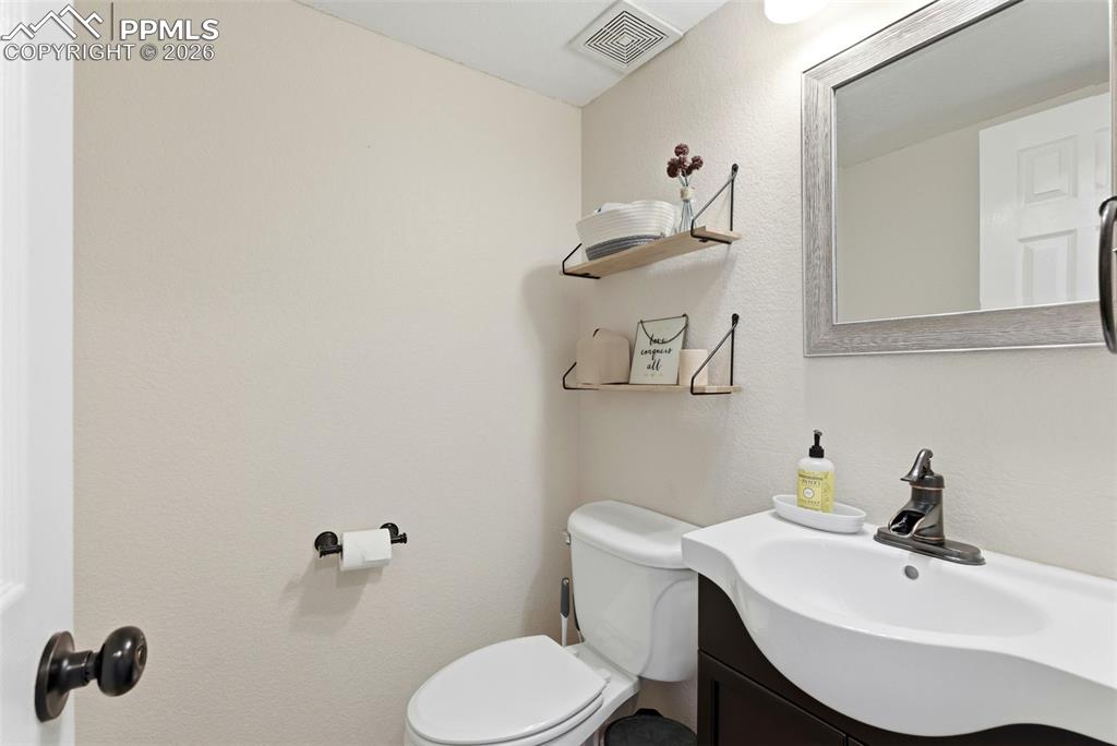 Image 19 of 50: Bathroom