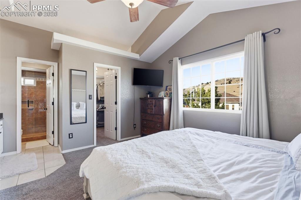 Image 23 of 50: Bedroom