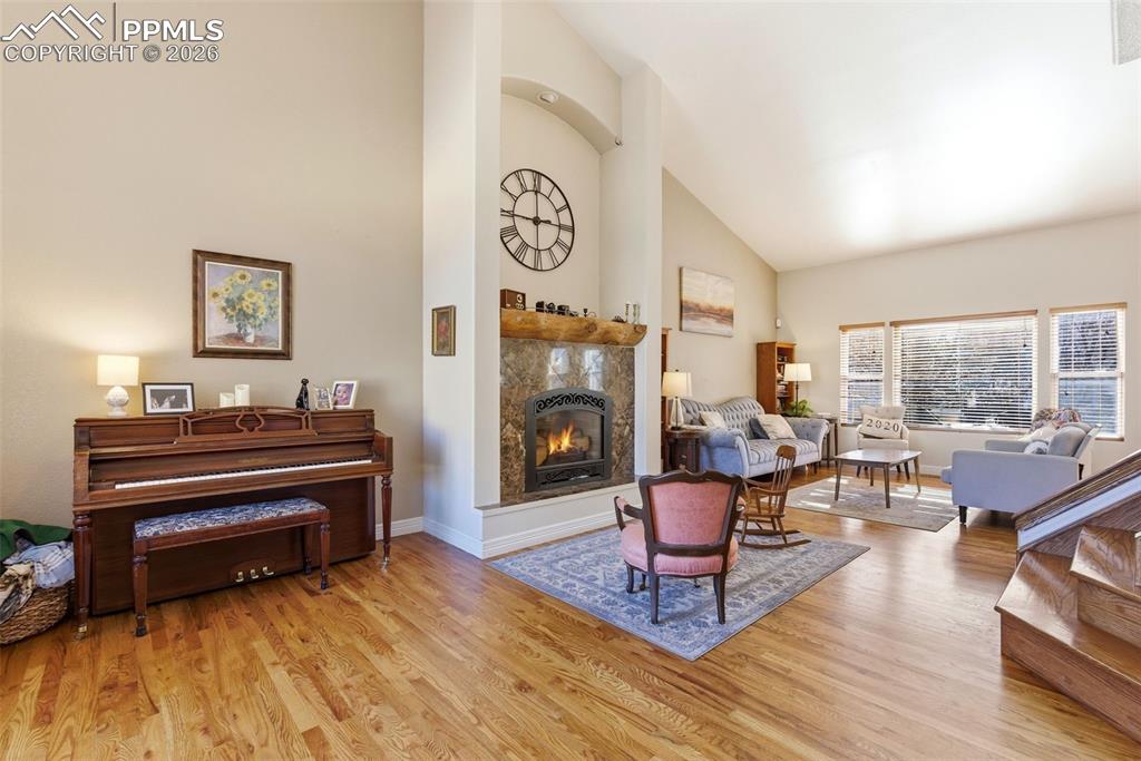 Image 4 of 50: Living Room