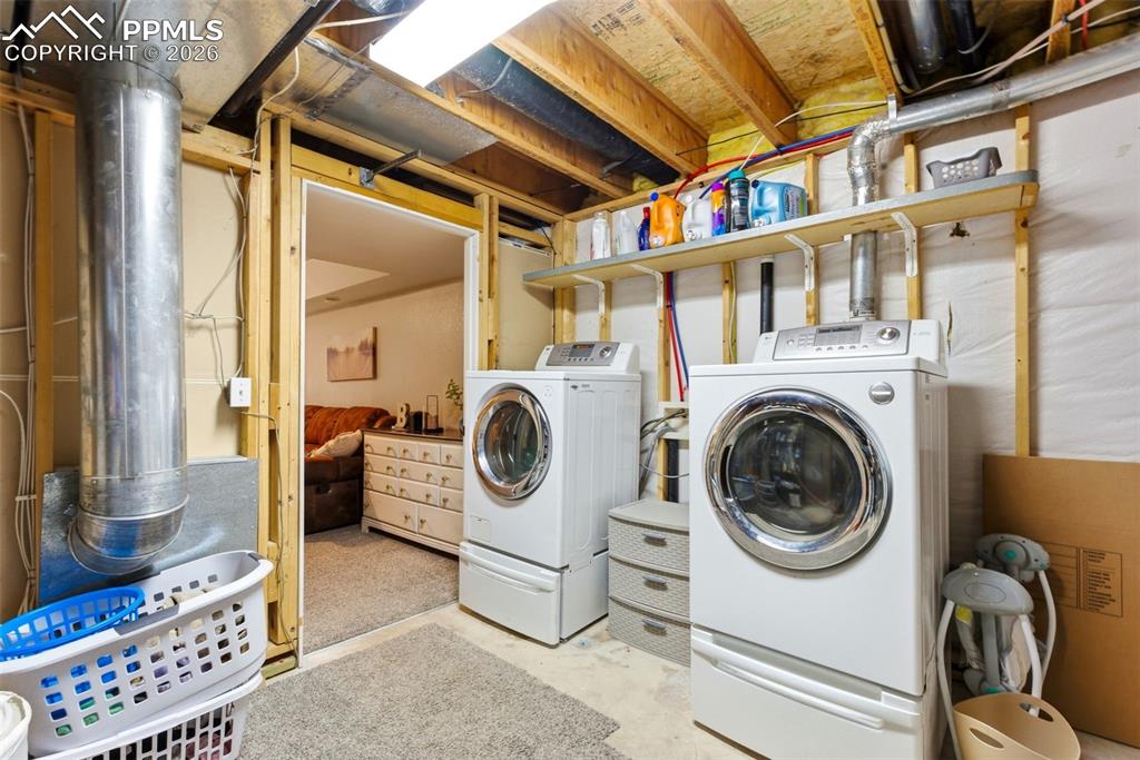 Image 40 of 50: Laundry