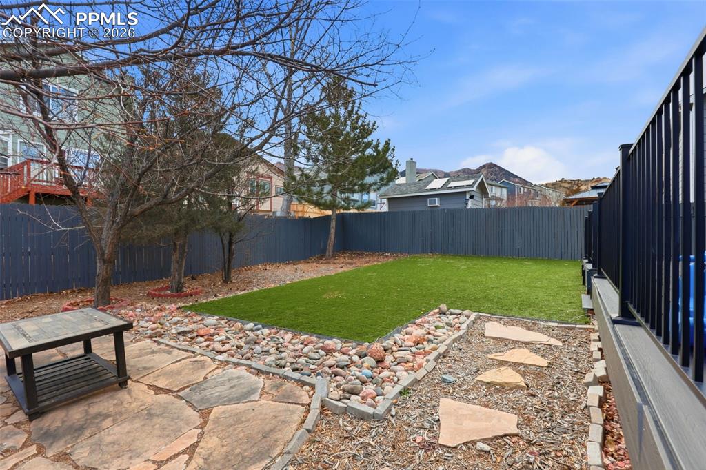 Image 47 of 50: Yard