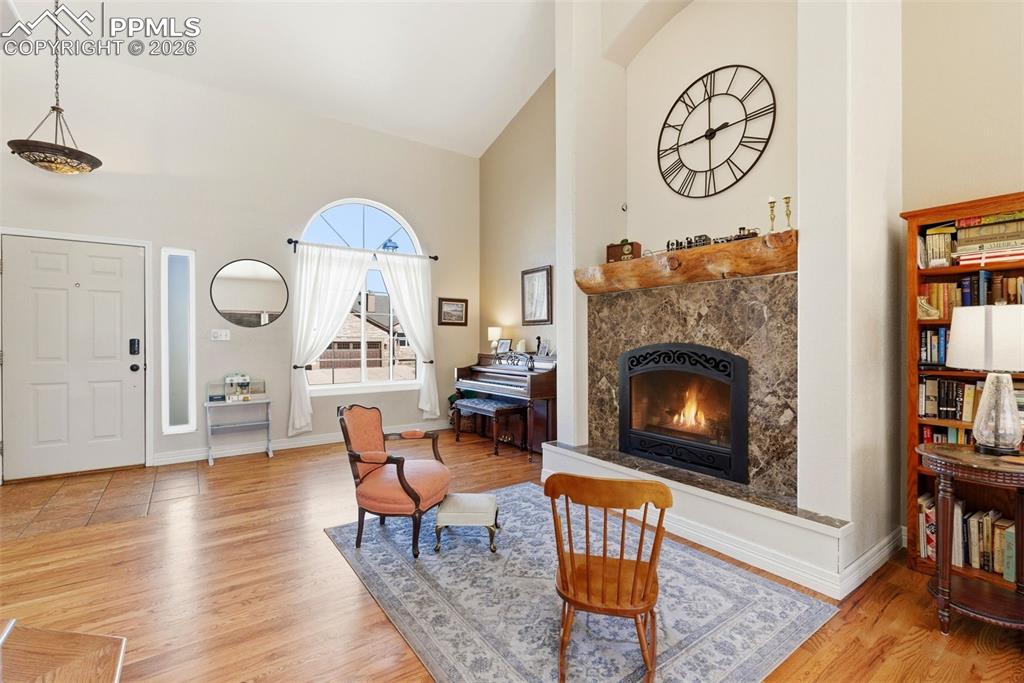 Image 5 of 50: Living Room