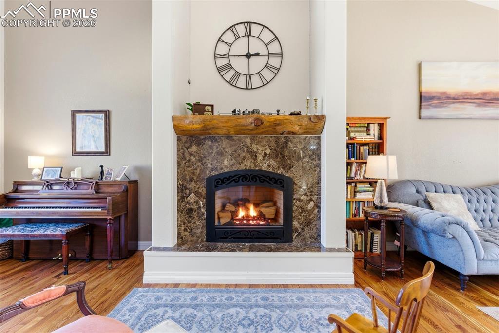 Image 6 of 50: Living Room