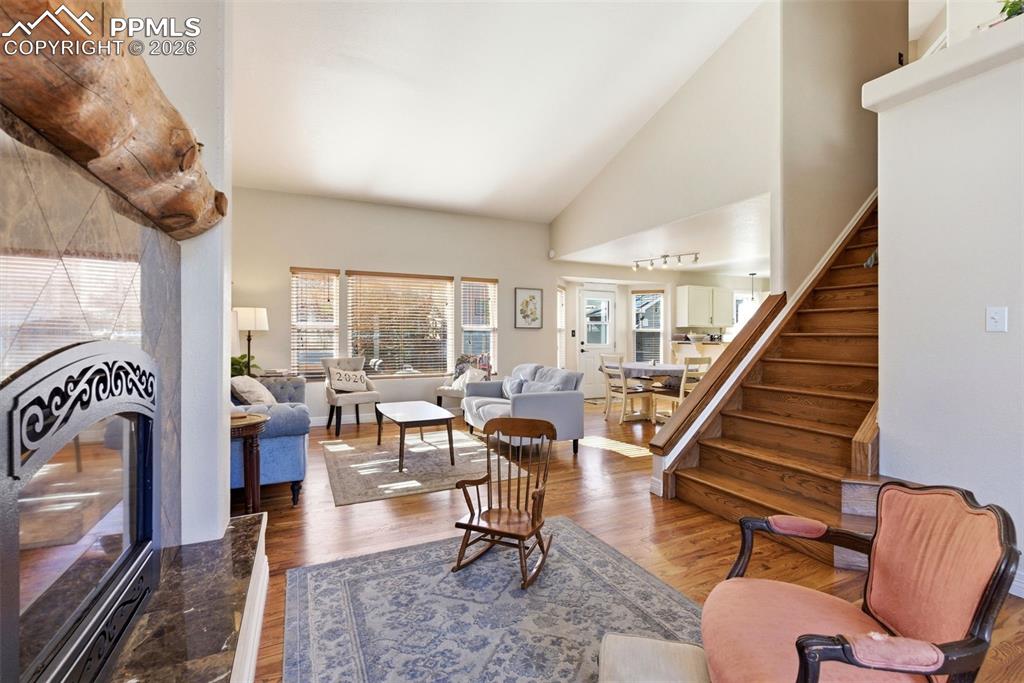 Image 7 of 50: Living Room