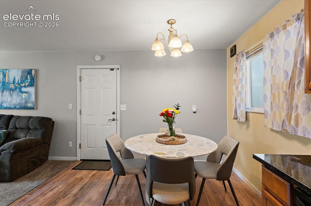 Image 10 of 27: Dining Area