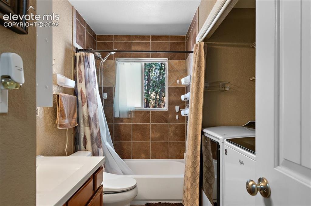 Image 14 of 27: Bathroom