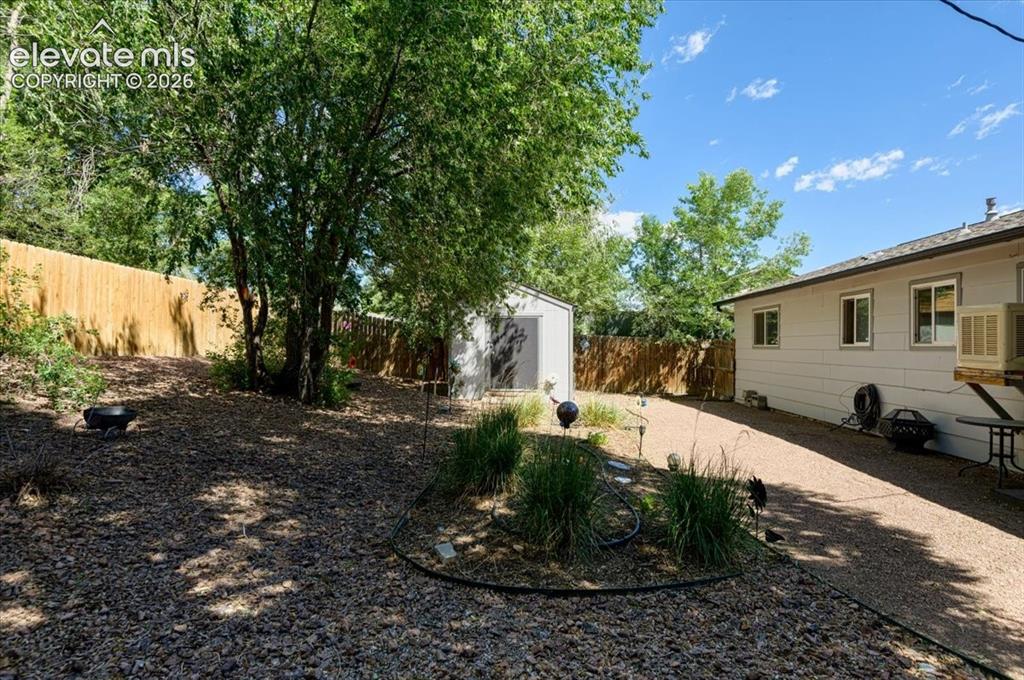 Image 20 of 27: Yard