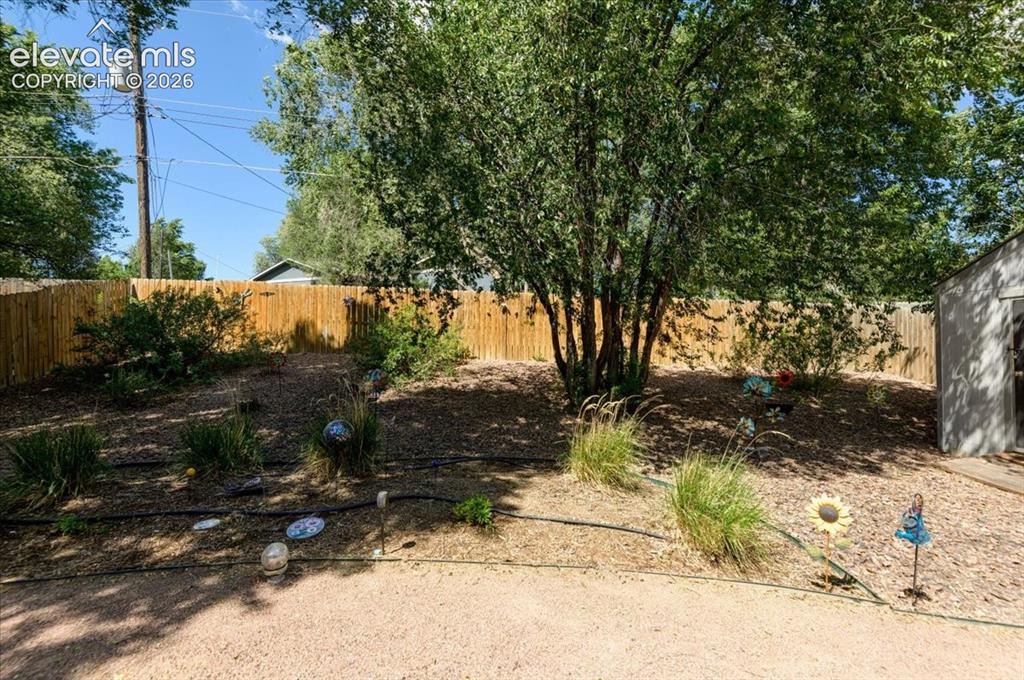 Image 23 of 27: Yard