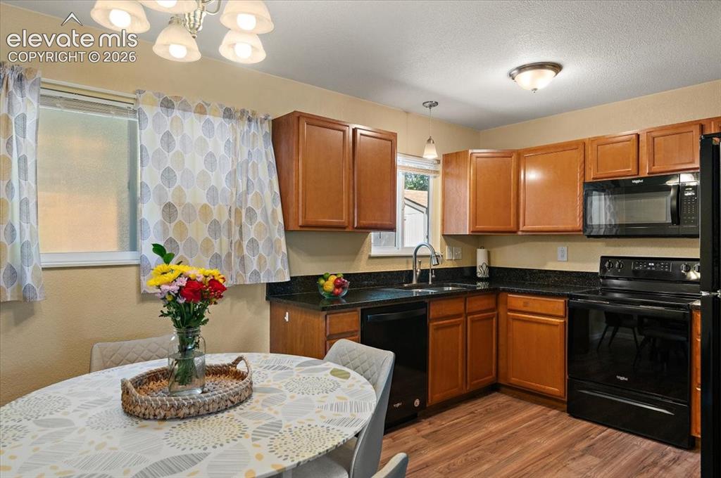 Image 8 of 27: Kitchen