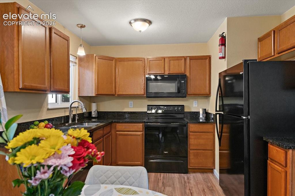 Image 9 of 27: Kitchen