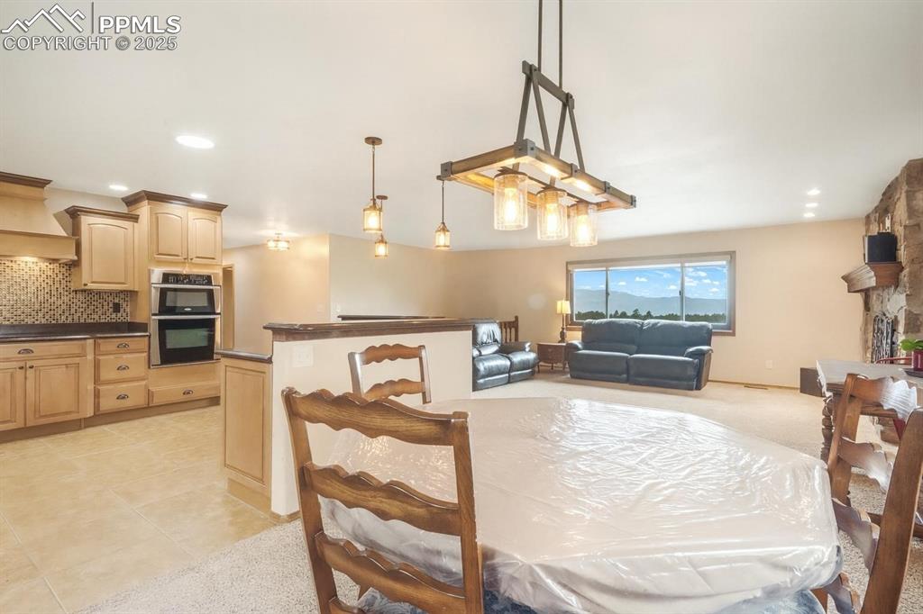 Image 10 of 50: Dining Area