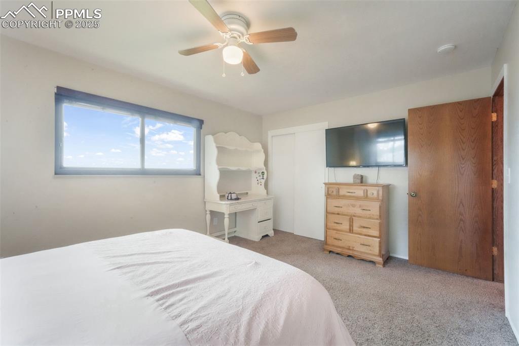 Image 22 of 50: Bedroom