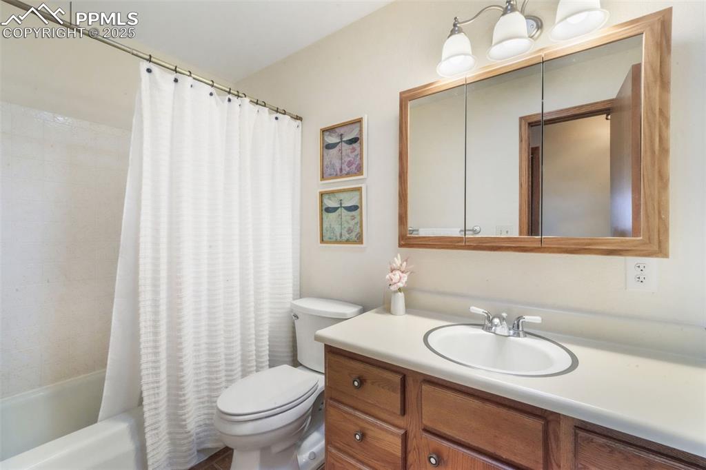 Image 23 of 50: Bathroom