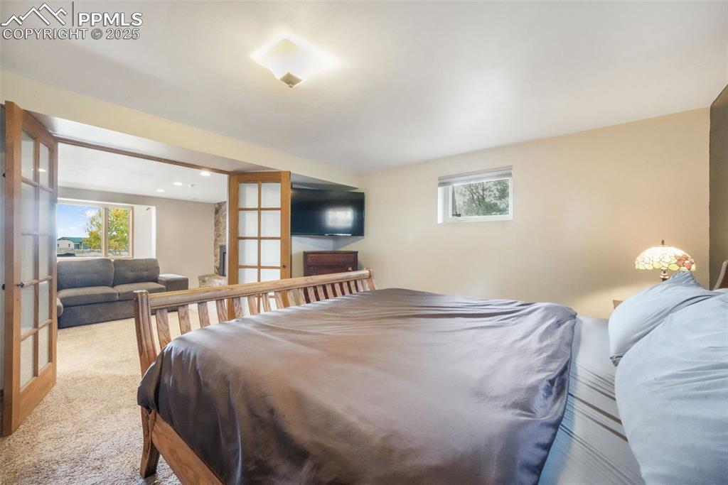 Image 33 of 50: Bedroom