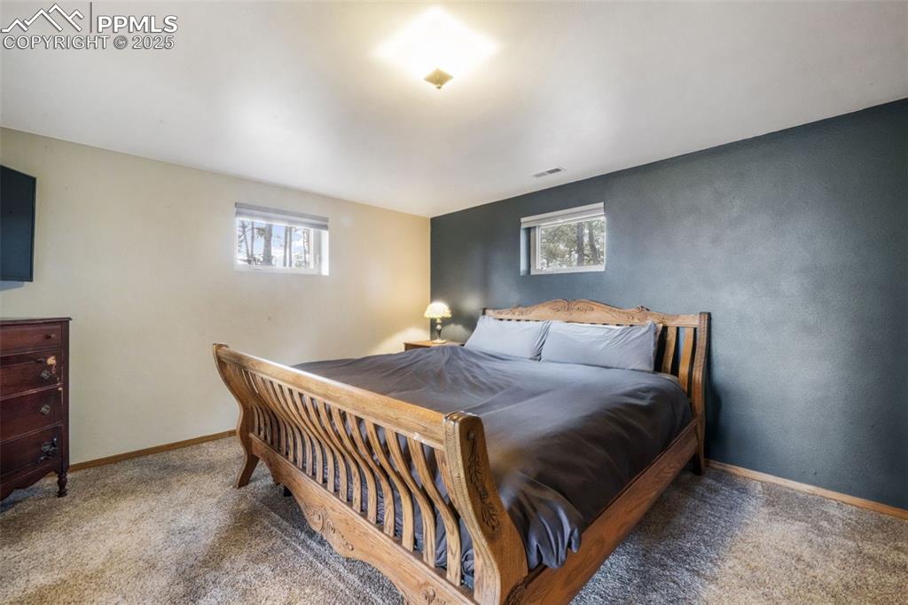 Image 34 of 50: Bedroom