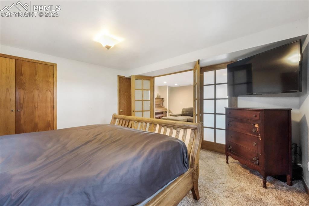 Image 35 of 50: Bedroom