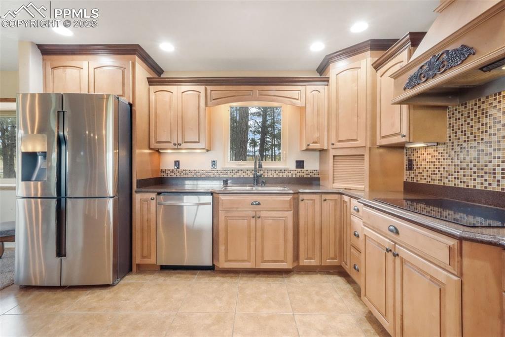 Image 6 of 50: Kitchen