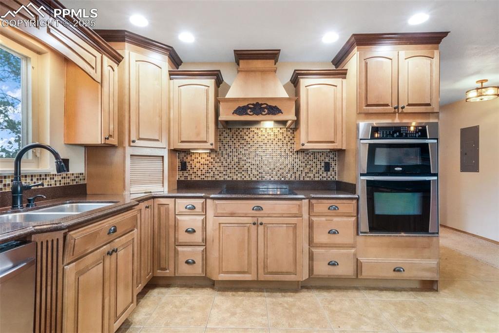 Image 8 of 50: Kitchen