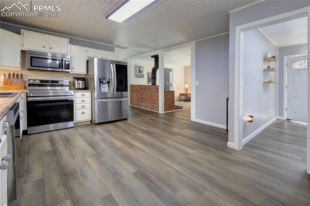 Image 12 of 45: Kitchen