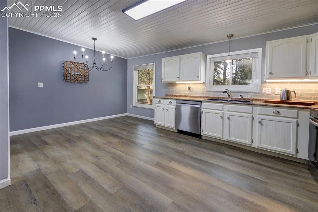 Image 14 of 45: Kitchen