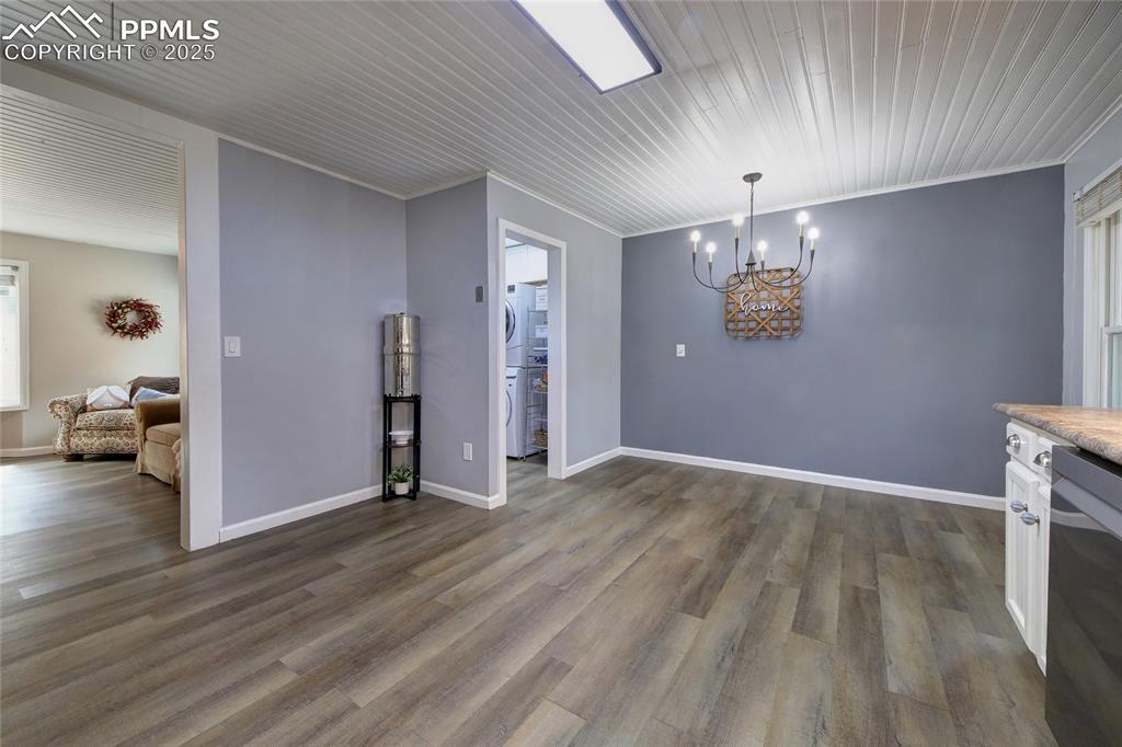 Image 15 of 45: Dining Area