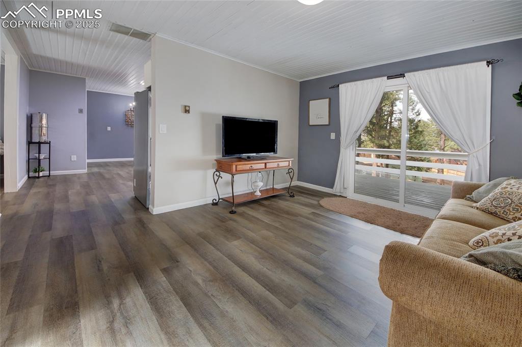 Image 6 of 45: Family Room