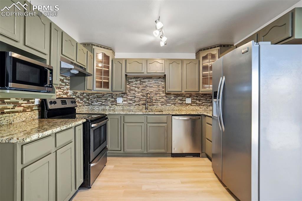 Image 10 of 49: Kitchen