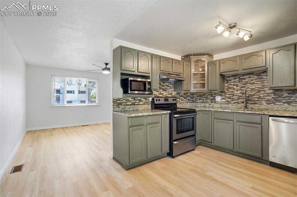 Image 11 of 49: Kitchen