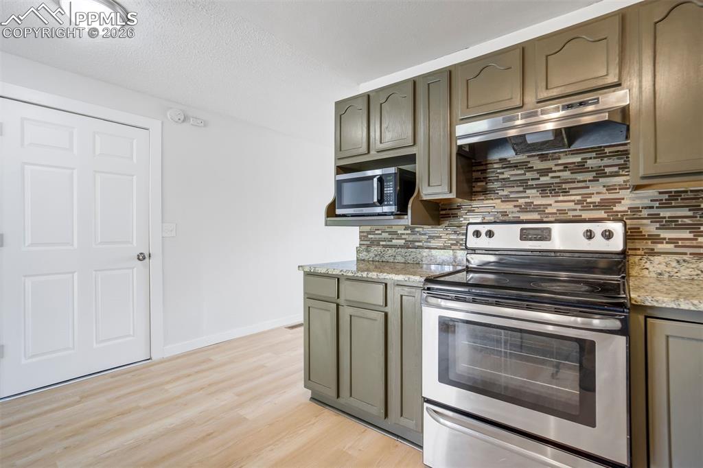 Image 12 of 49: Kitchen