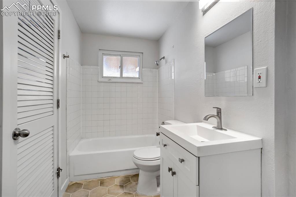 Image 20 of 49: Bathroom