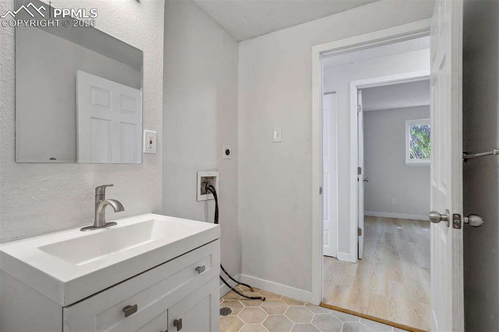 Image 21 of 49: Bathroom