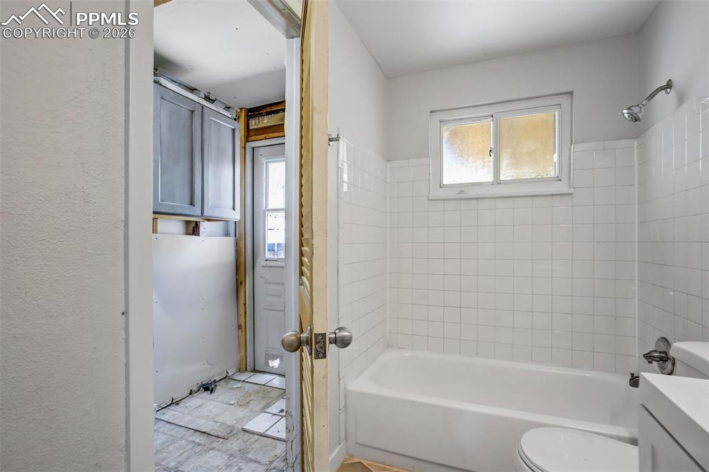 Image 22 of 49: Bathroom