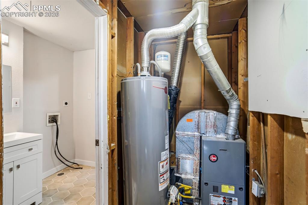 Image 30 of 49: Utility Room