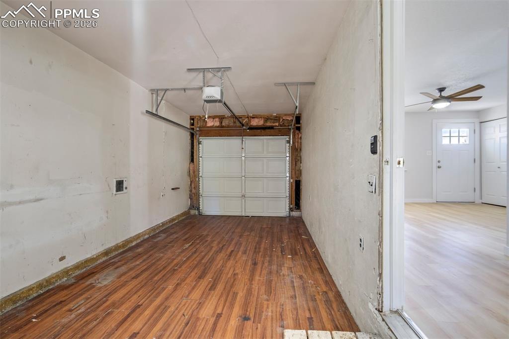 Image 32 of 49: Garage