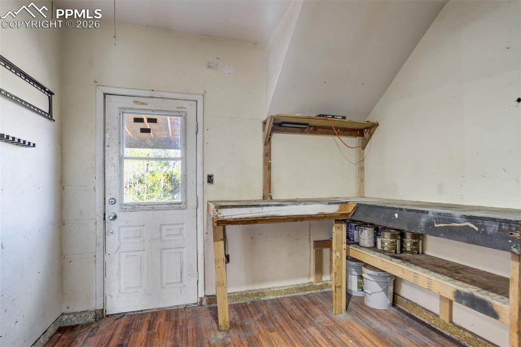 Image 33 of 49: Garage