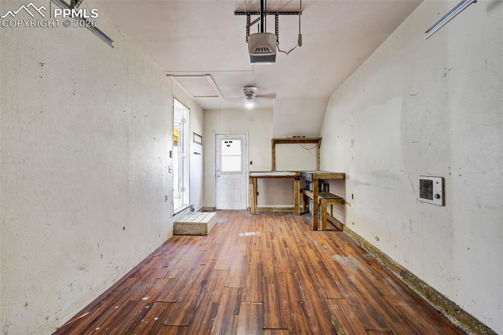 Image 34 of 49: Garage